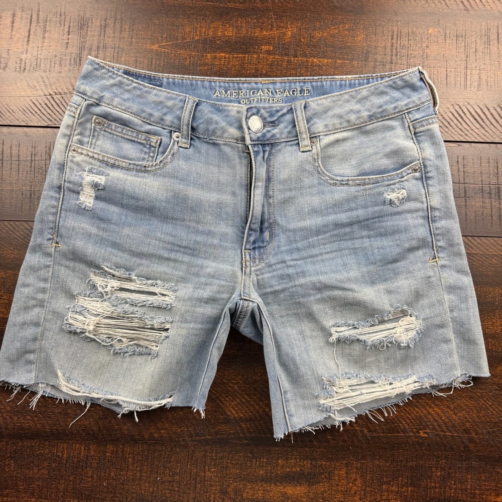 American Eagle Tomgirl Bermuda Shorts Light Wash 6 Distressed Denim Raw Hem